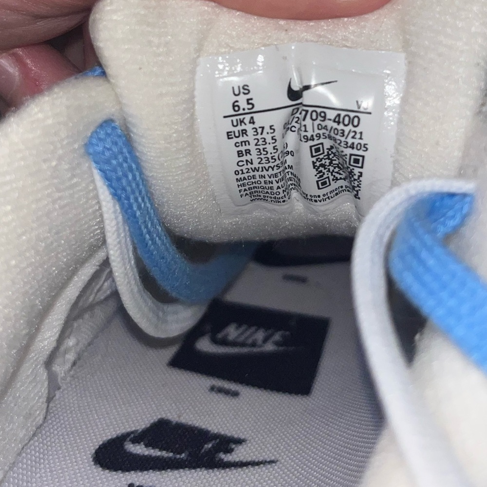 Nike Women’s Air Max Sneakers in Light Blue and White - Picture 8 of 8